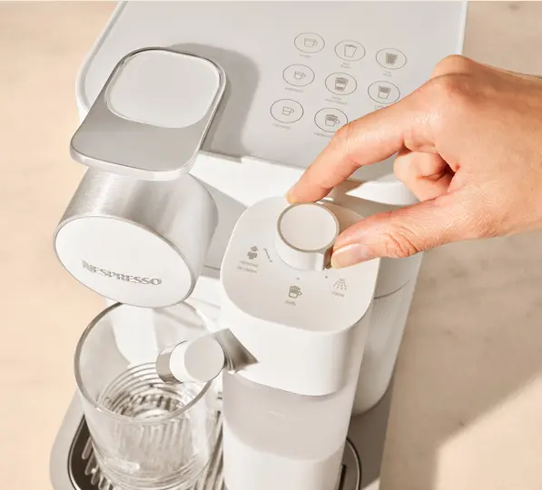 Nespresso Vertuo Next rozpozn&aacute;v&aacute; kapsle a vytv&aacute;ř&iacute; dokonalou k&aacute;vu s bohatou, sametovou kr&eacute;movou vrstvou, kter&aacute; korunuje každ&yacute; &scaron;&aacute;lek